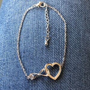 Elegant Heart Bracelet in Silver tone